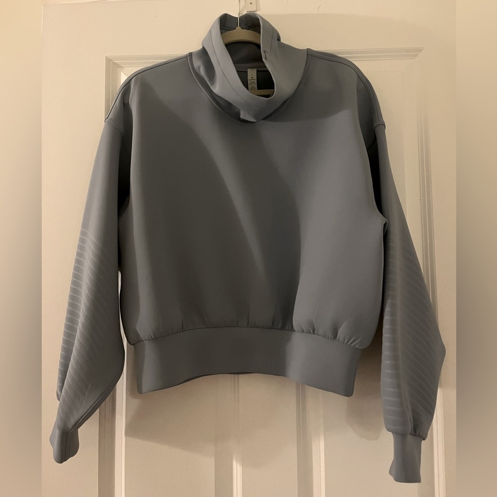 Lululemon sweatshirt in blue. Excellent condition!